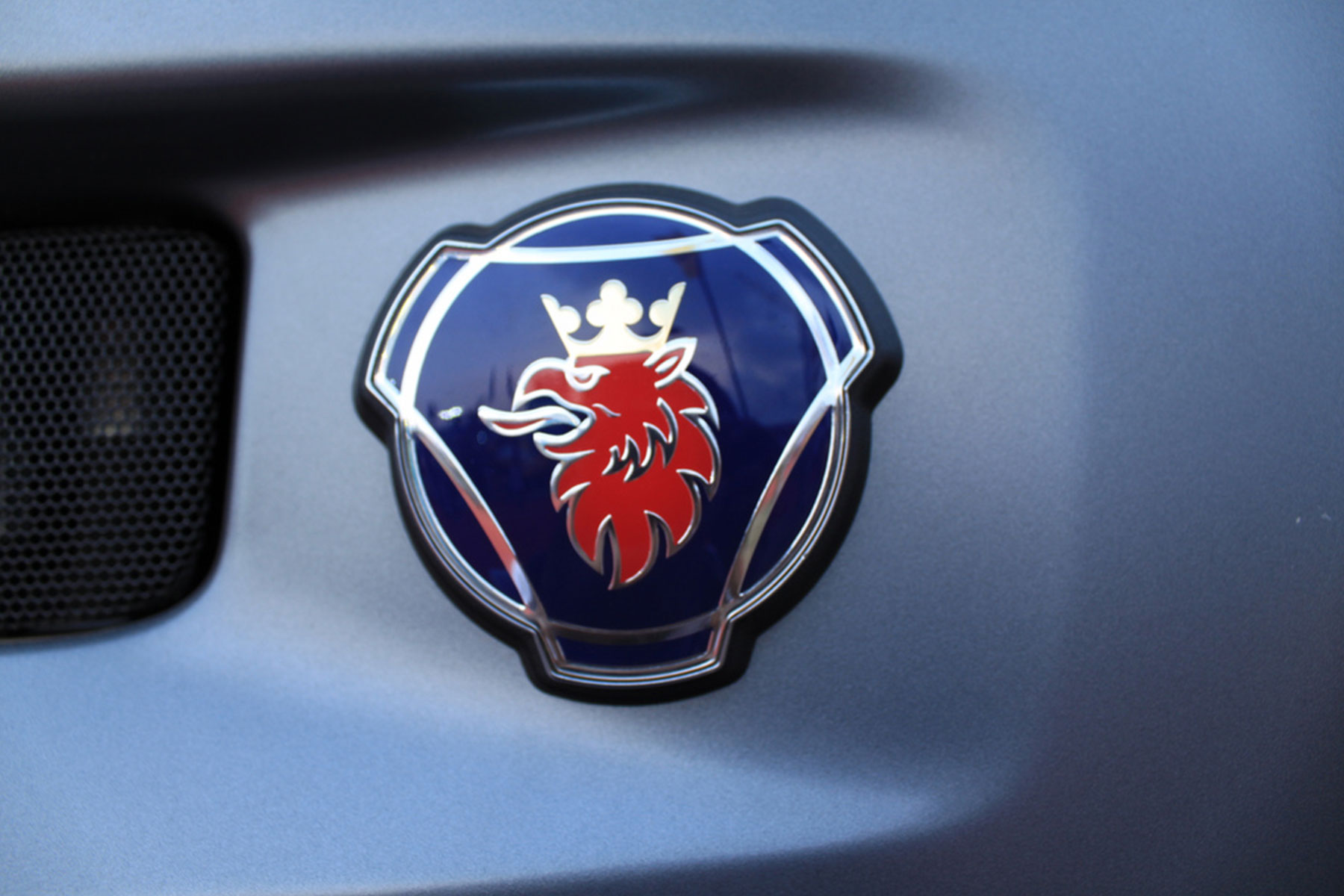 Логотип скания. Автомобили марки Scania. Скания значок машины. Scania v8 logo. Логотип с грузовиком Скания.
